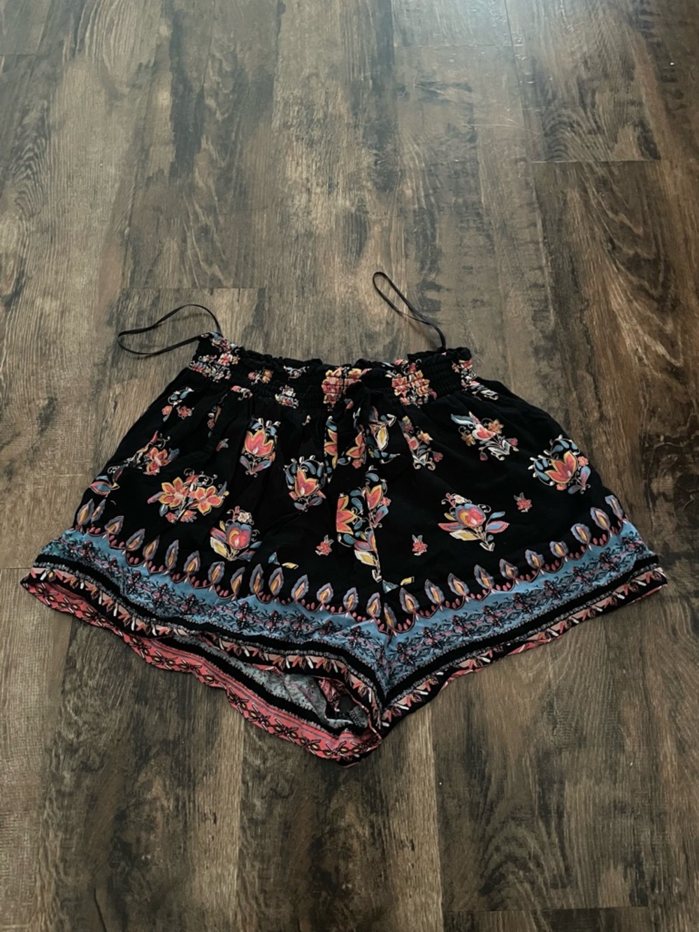 Black Floral Border Print Women's Shorts